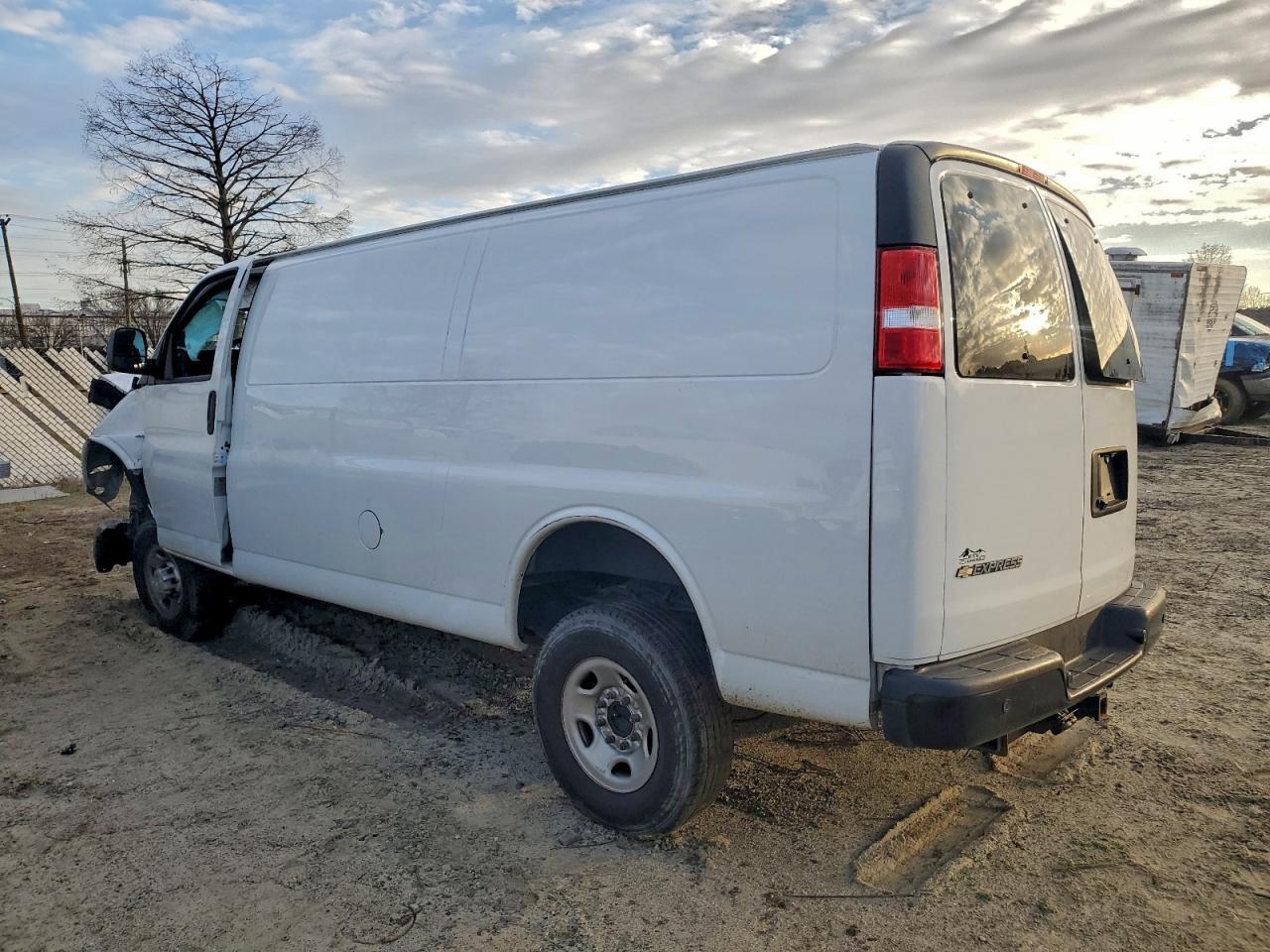 2022 Chevrolet Express G3500 - Фото 2