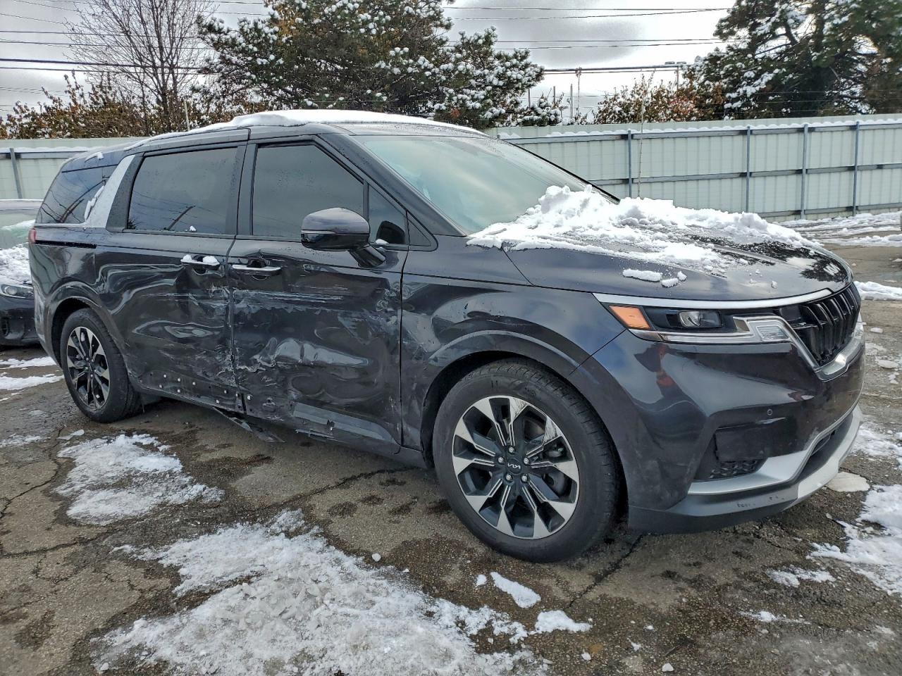 2023 Kia Carnival Ex - Image 4