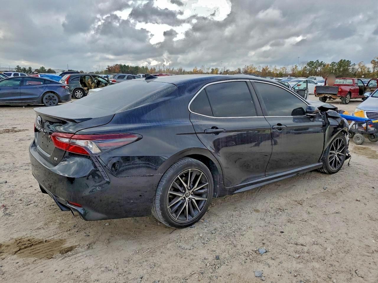 2022 Toyota Camry Se - Image 3