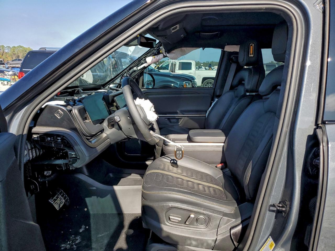 2025 Rivian R1S Adventure - Фото 7