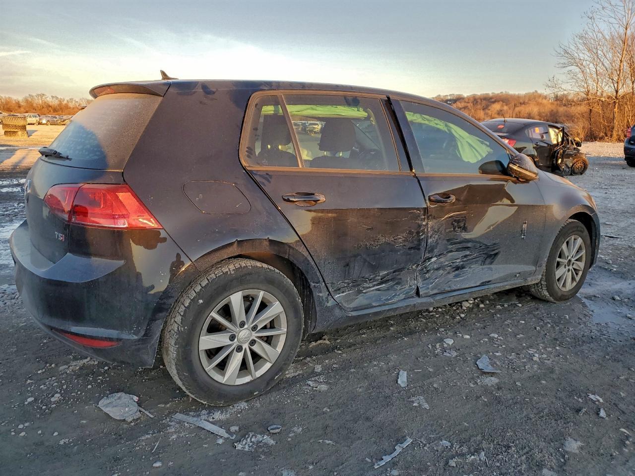 2016 Volkswagen Golf S - Image 3