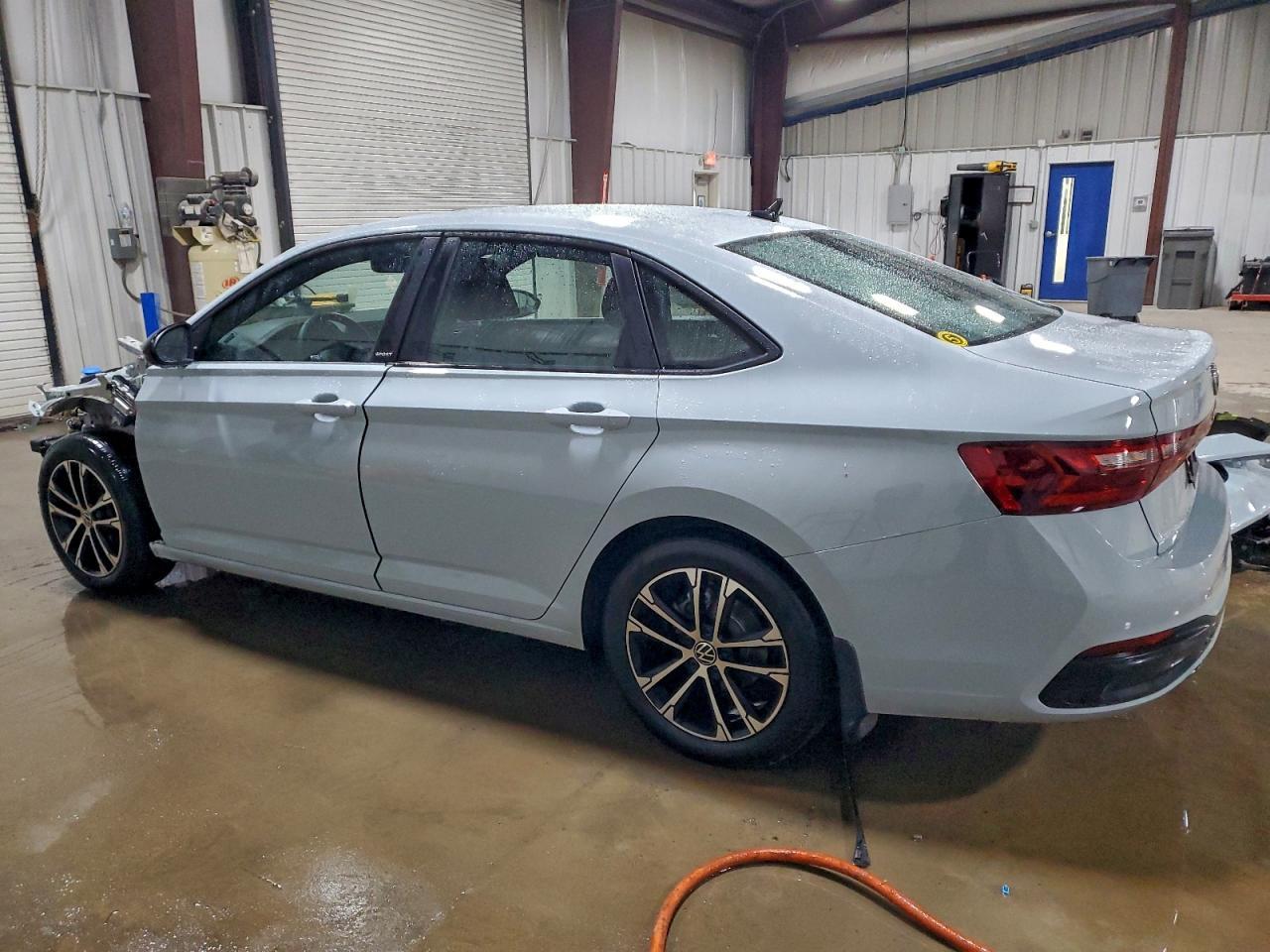 2025 Volkswagen Jetta Sport - Фото 2