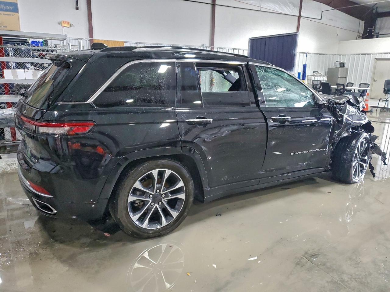 2023 Jeep Grand Cherokee Overland - Фото 3