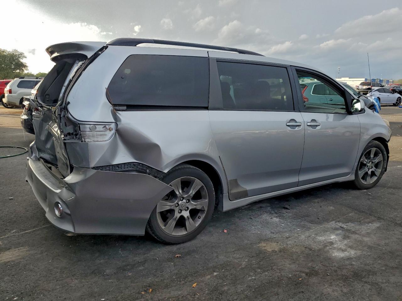 2012 Toyota Sienna Sport - Фото 3