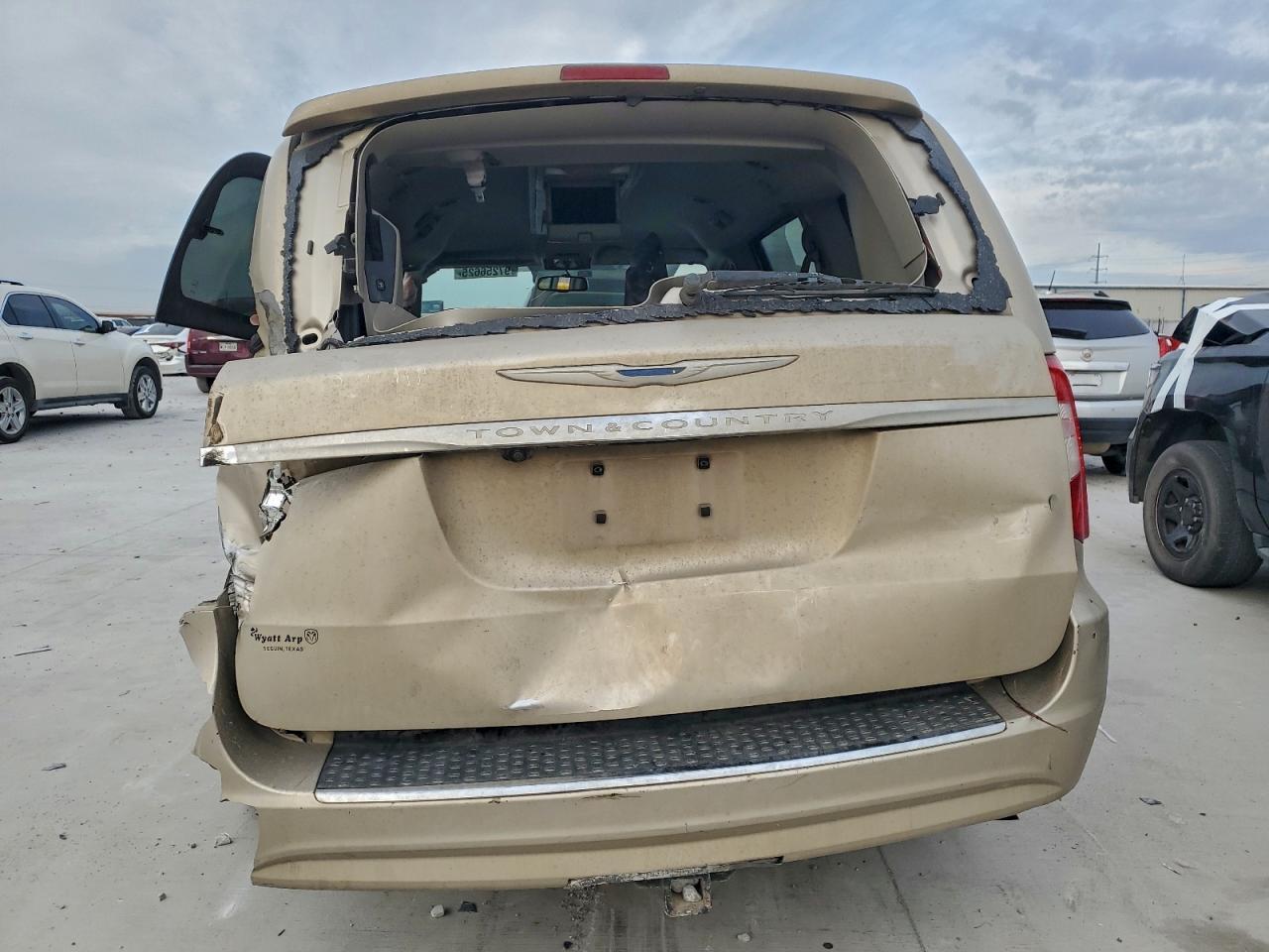 2016 Chrysler Town & Country Lx - Image 6