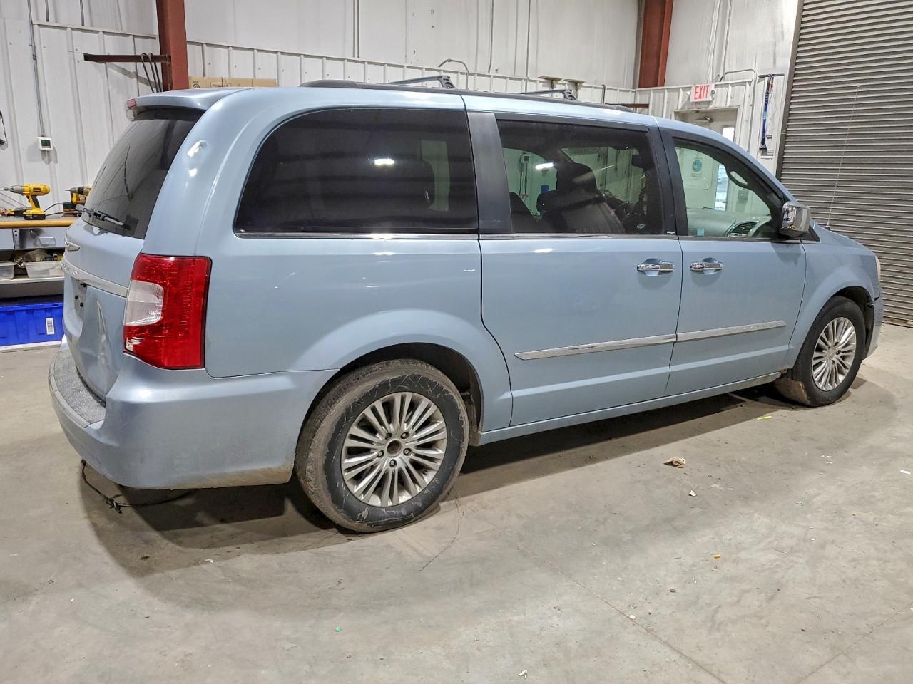 2013 Chrysler Town & Country Touring L - Фото 3
