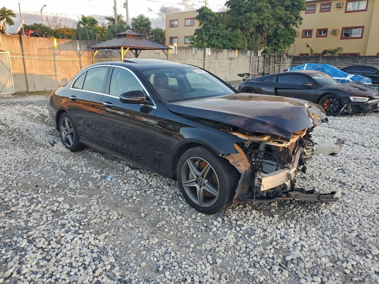 2017 Mercedes-Benz E 300 4Matic - Фото 4