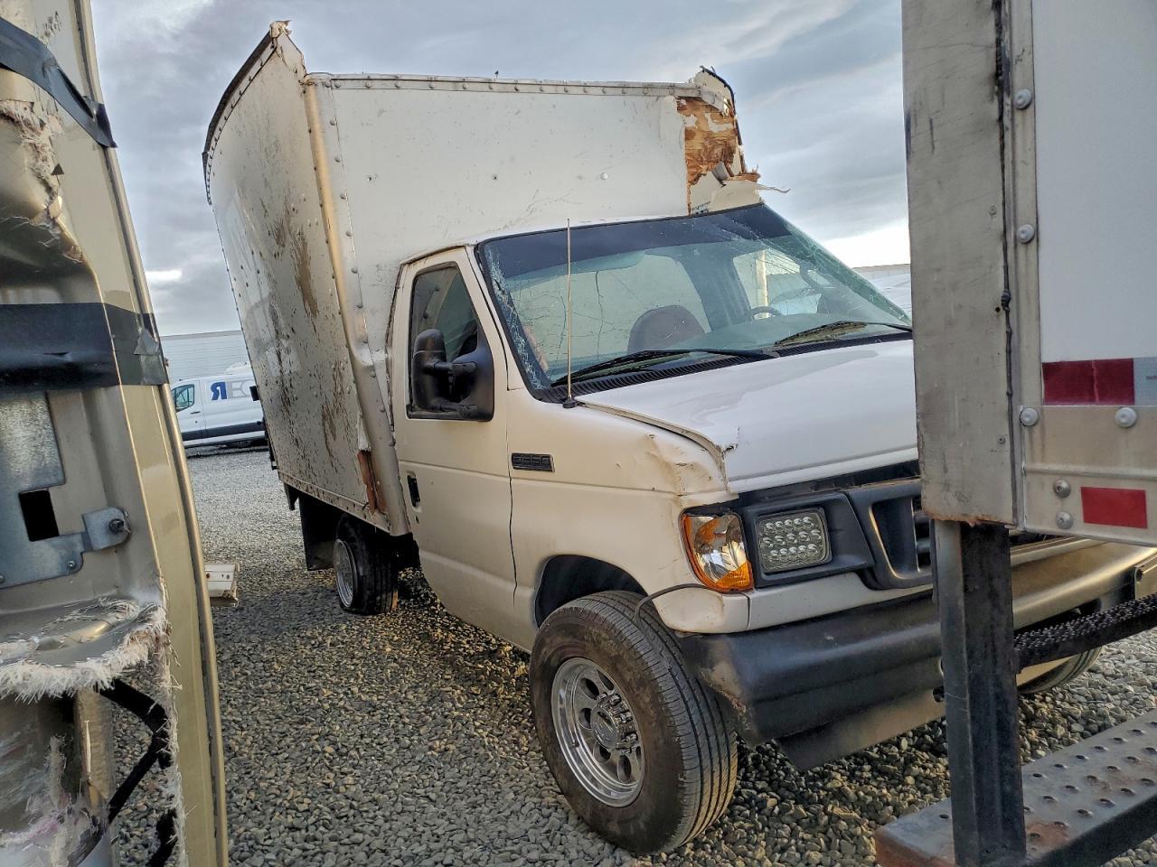 2006 Ford E350 Box Truck - Image 4