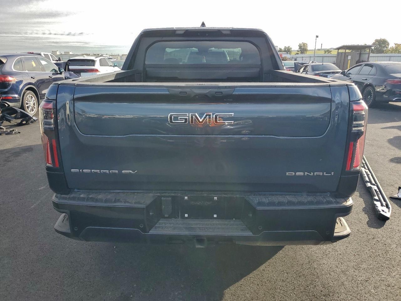 2025 GMC Sierra Denali - Image 6