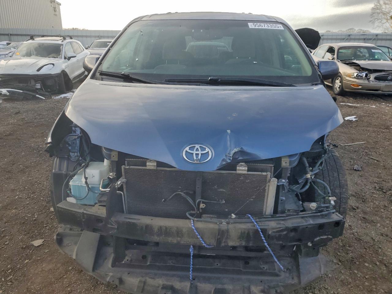 2017 Toyota Sienna Le - Фото 5