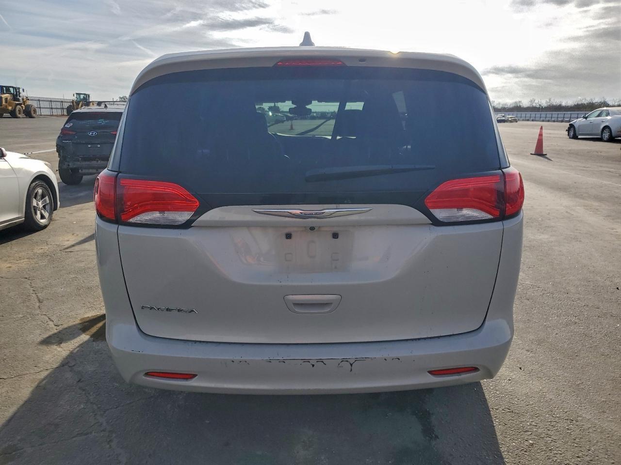 2017 Chrysler Pacifica Lx - Image 6