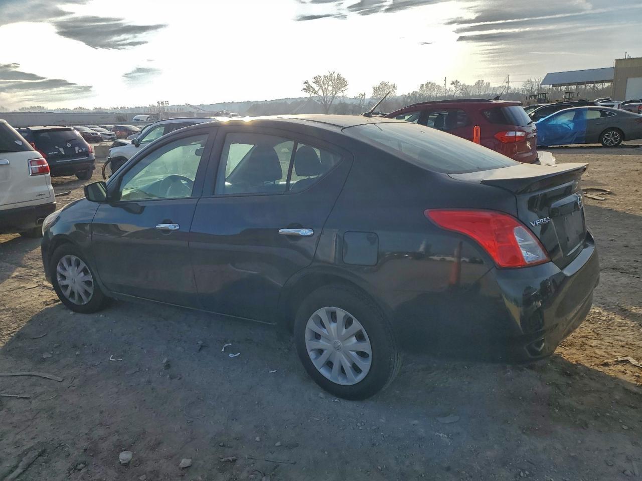 2018 Nissan Versa S - Фото 2