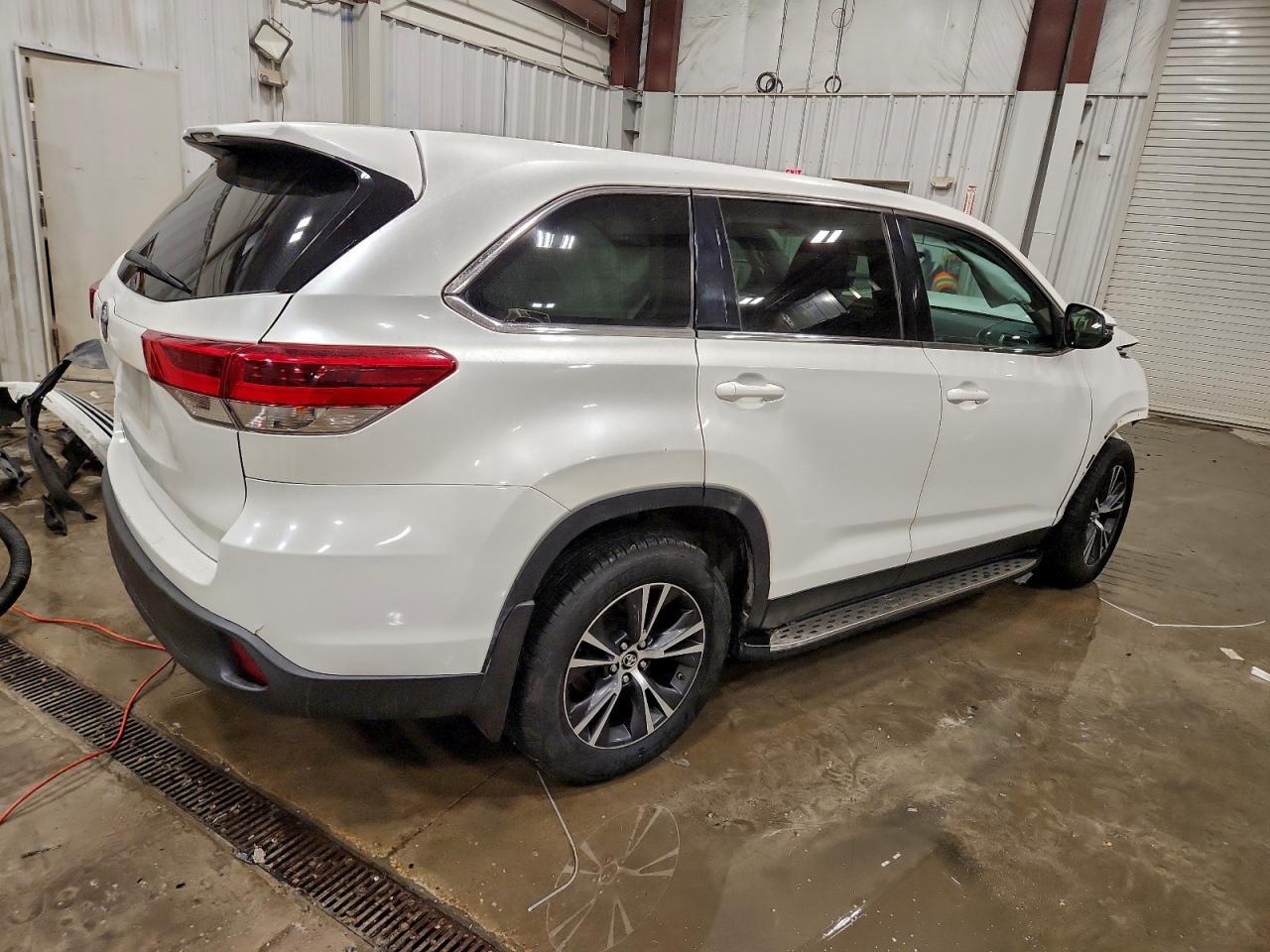 2019 Toyota Highlander Le - Фото 3