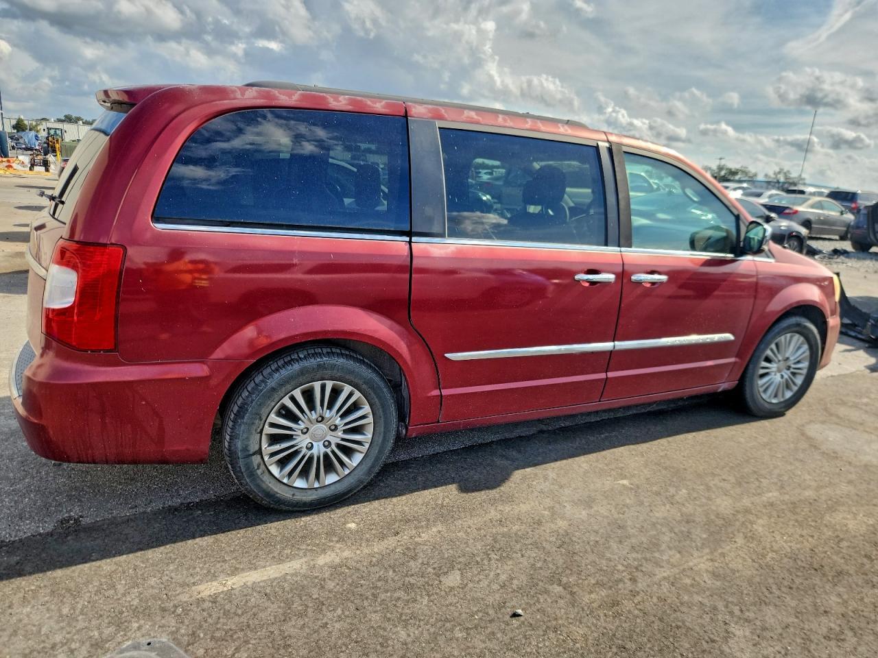 2013 Chrysler Town And C - Фото 3
