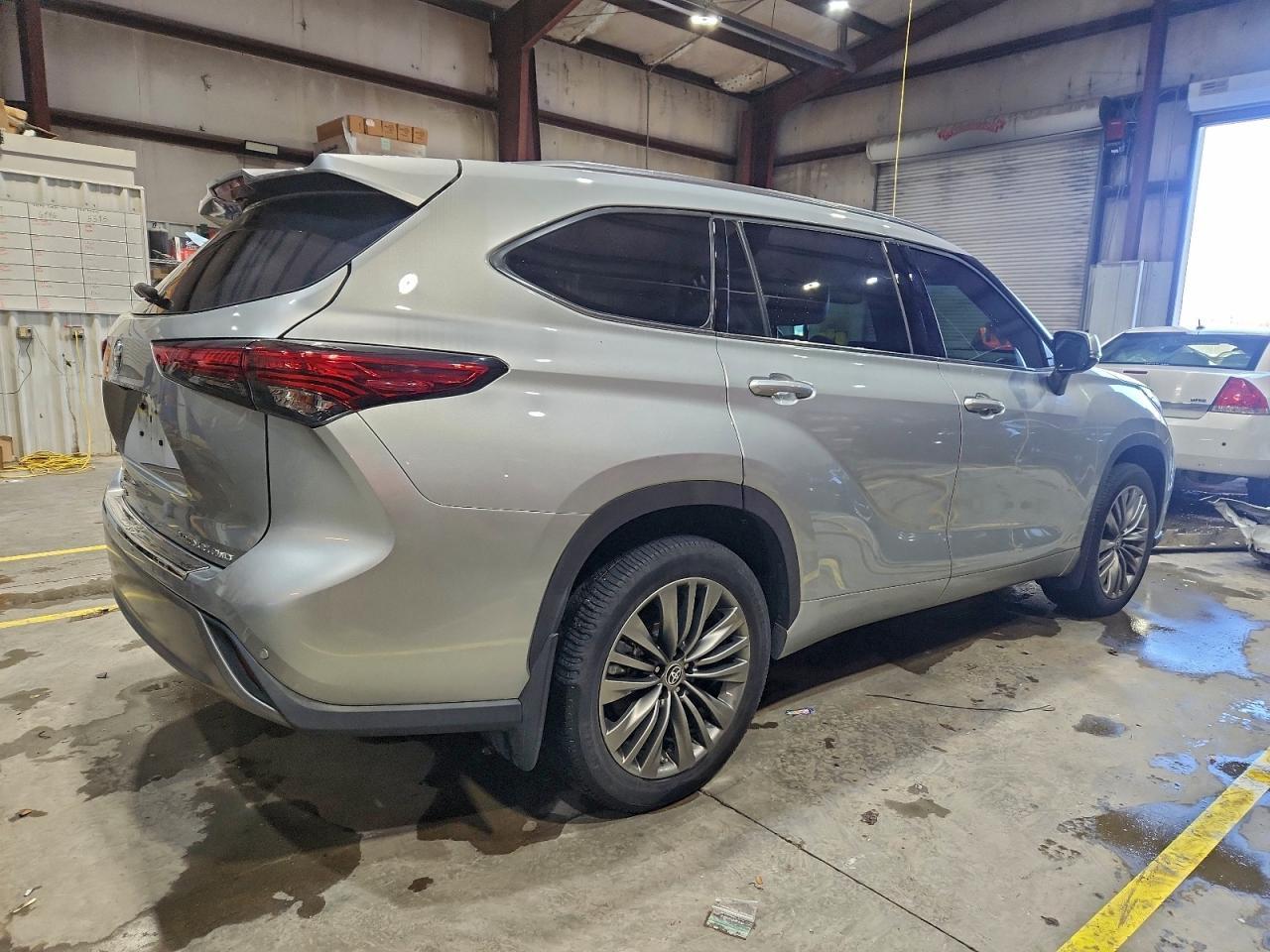 2020 Toyota Highlander Platinum - Фото 3