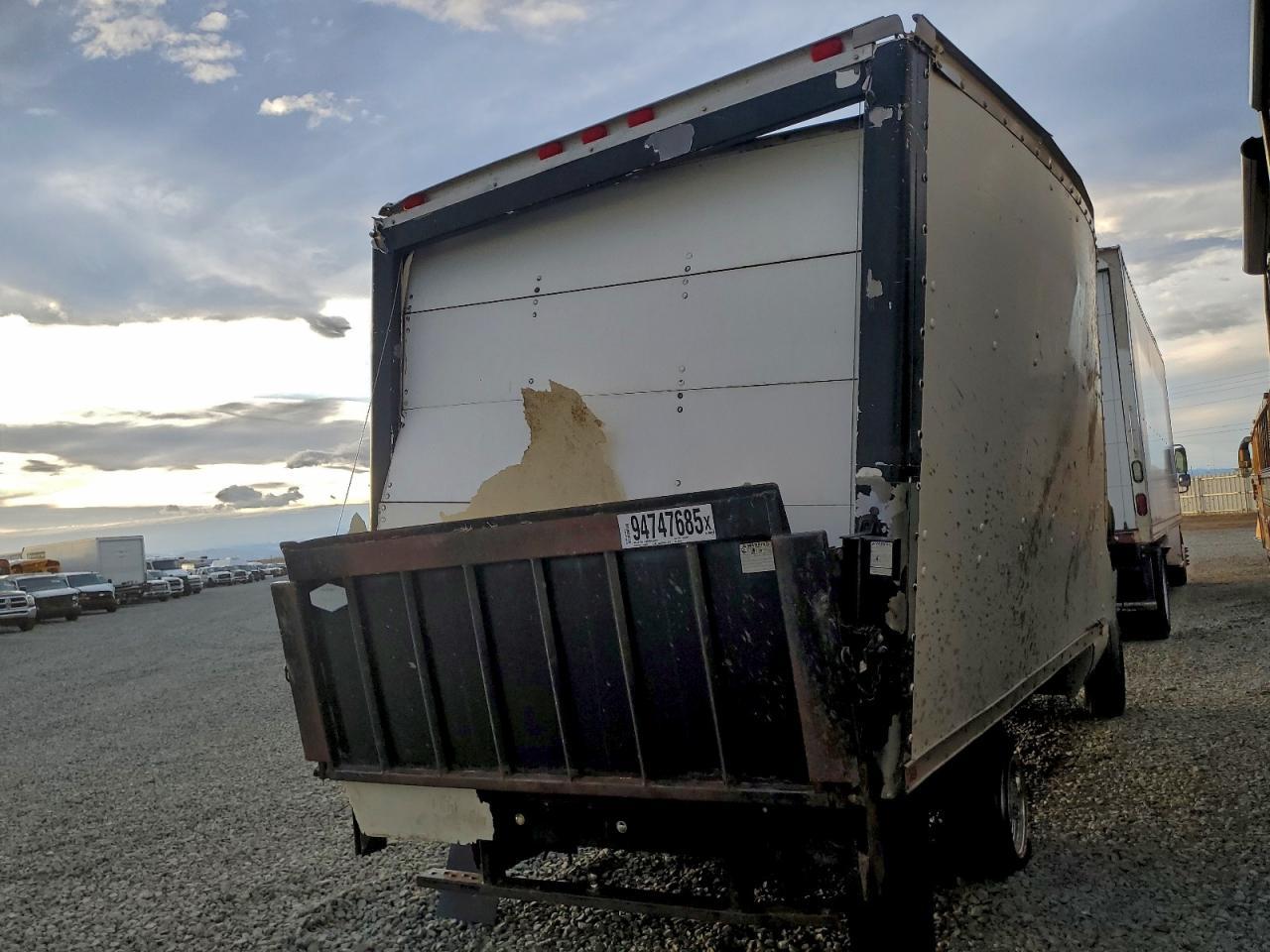 2006 Ford E350 Box Truck - Image 3
