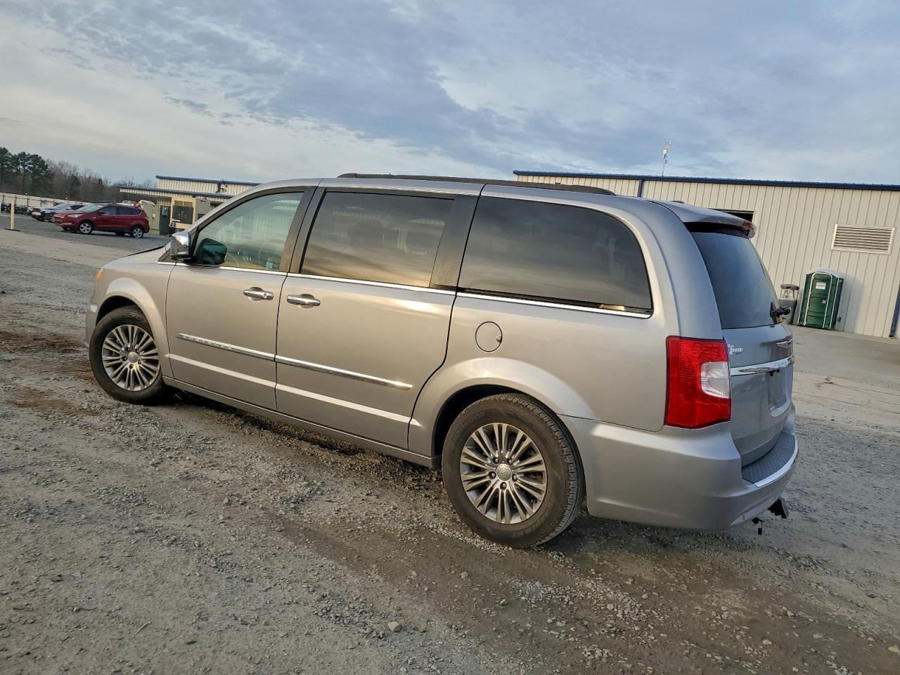 2015 Chrysler Town & Country Touring L - Image 2