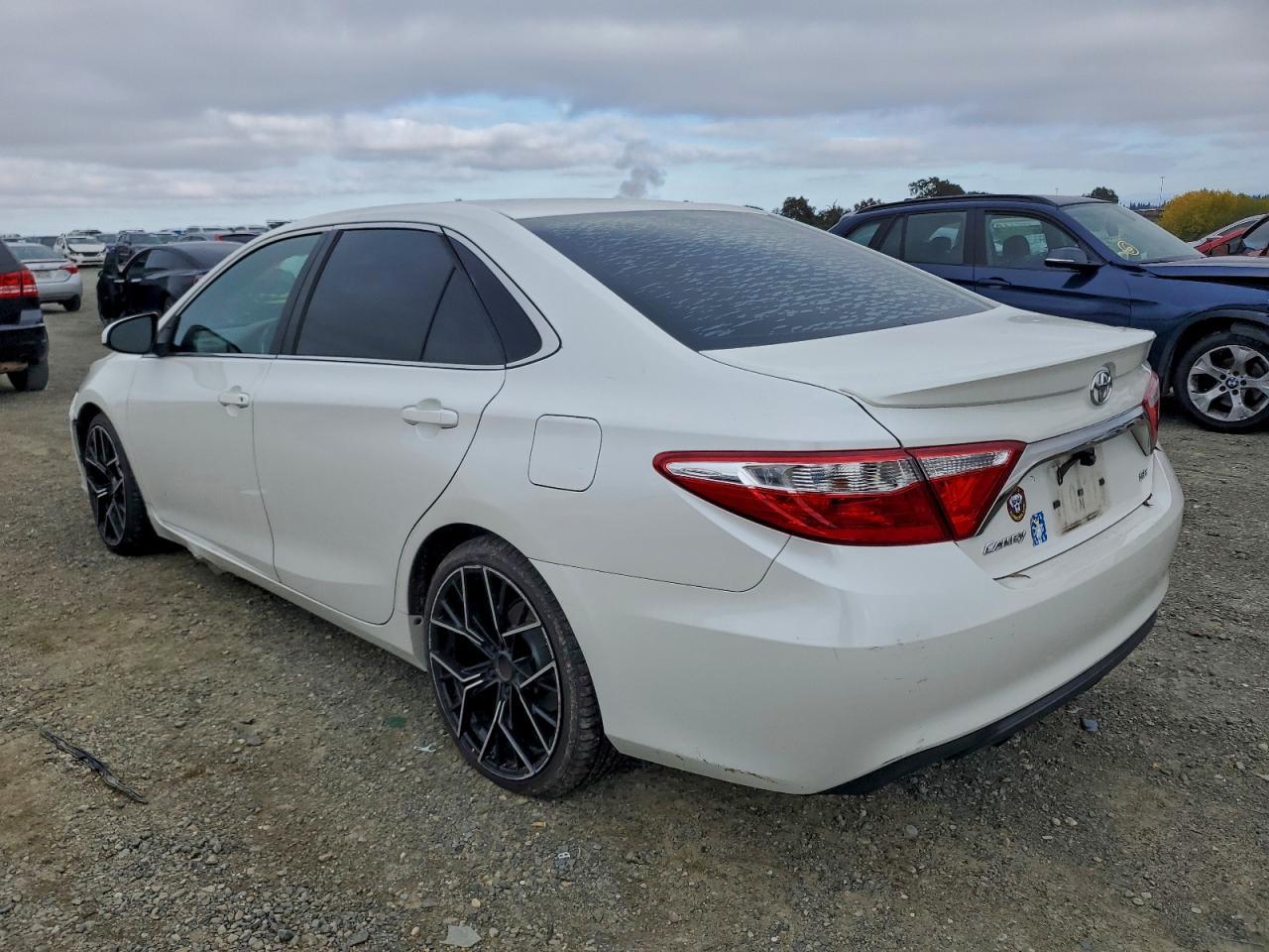 2015 Toyota Camry Le - Фото 2