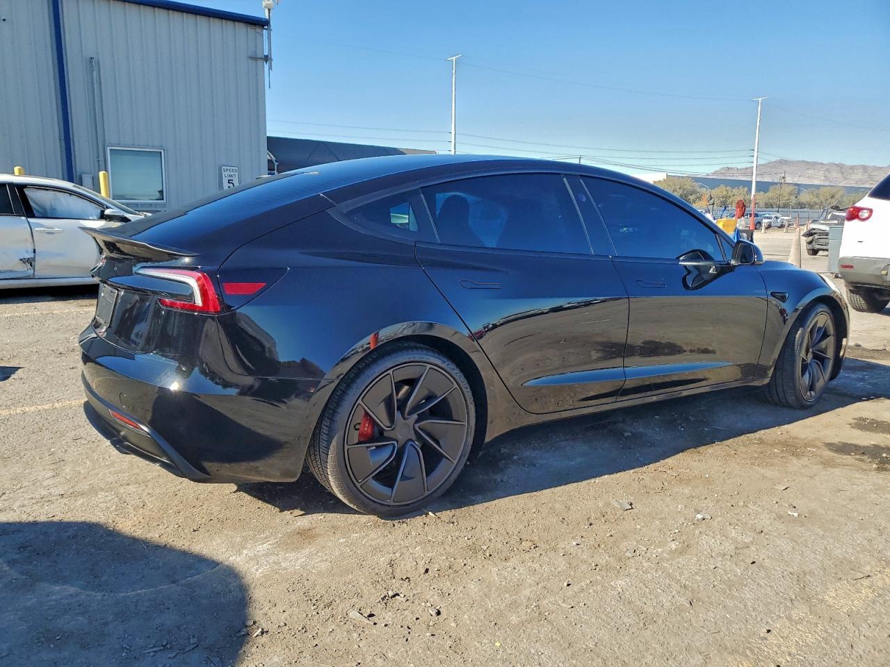 2025 Tesla Model 3 - Фото 3