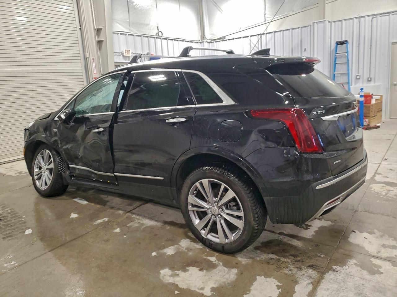 2023 Cadillac Xt5 Premium Luxury - Image 2