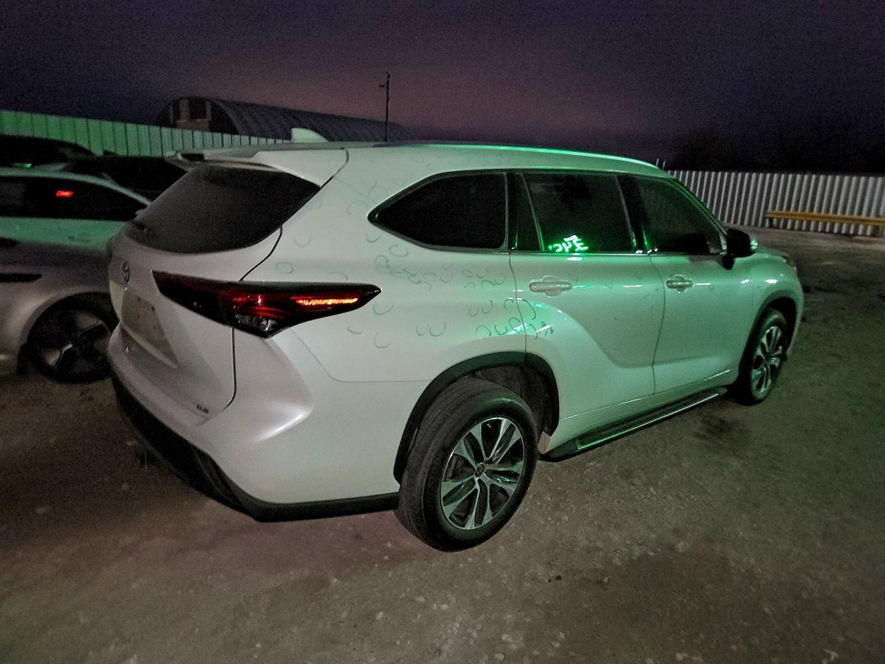 2020 Toyota Highlander Xle - Image 3