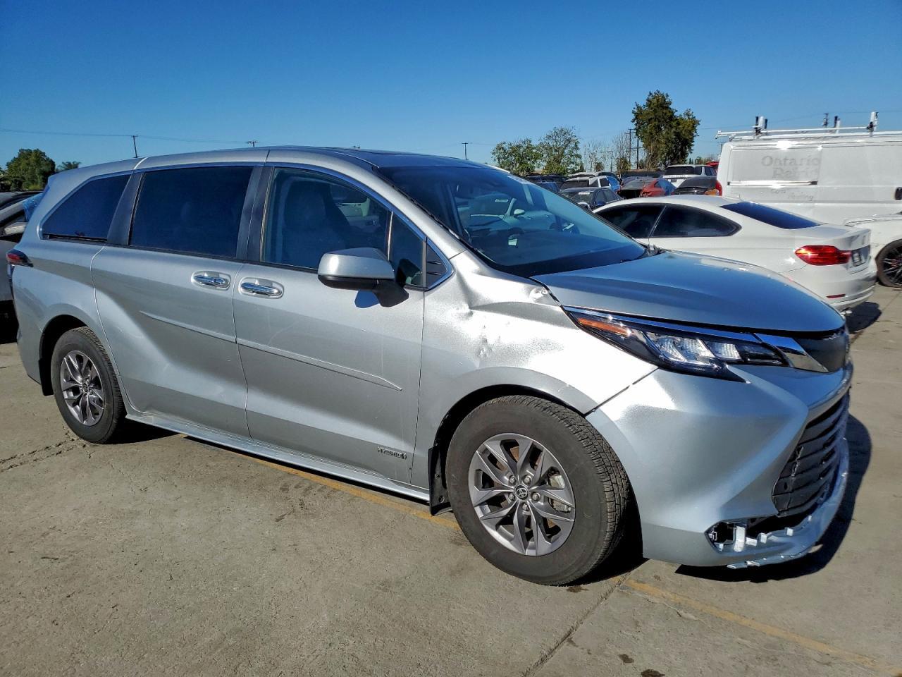 2021 Toyota Sienna Xle - Фото 4