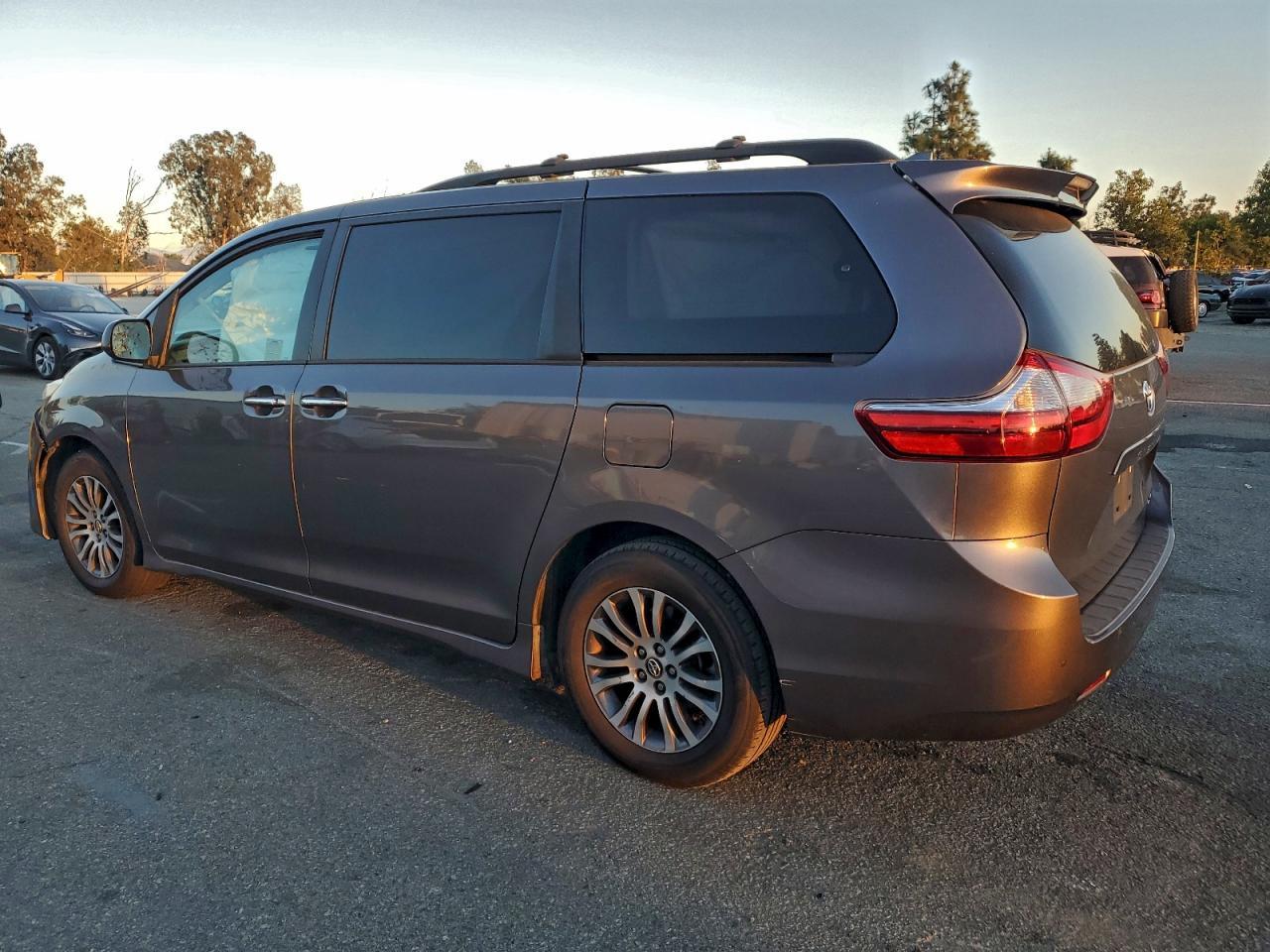 2018 Toyota Sienna Xle - Фото 2