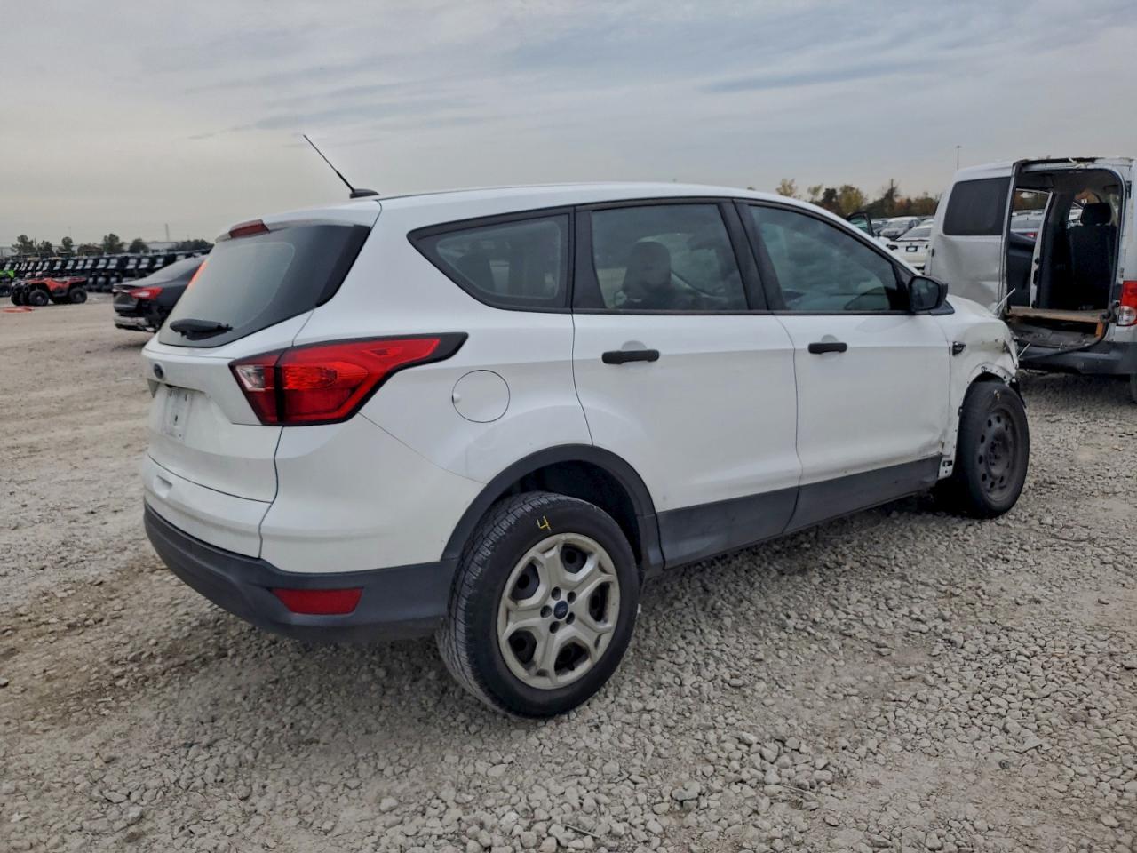2019 Ford Escape S - Фото 3