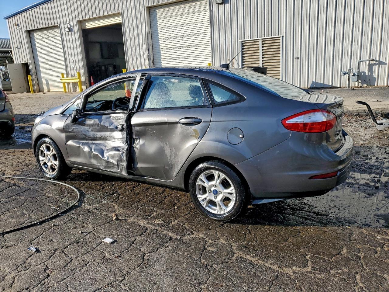 2015 Ford Fiesta Se - Фото 2