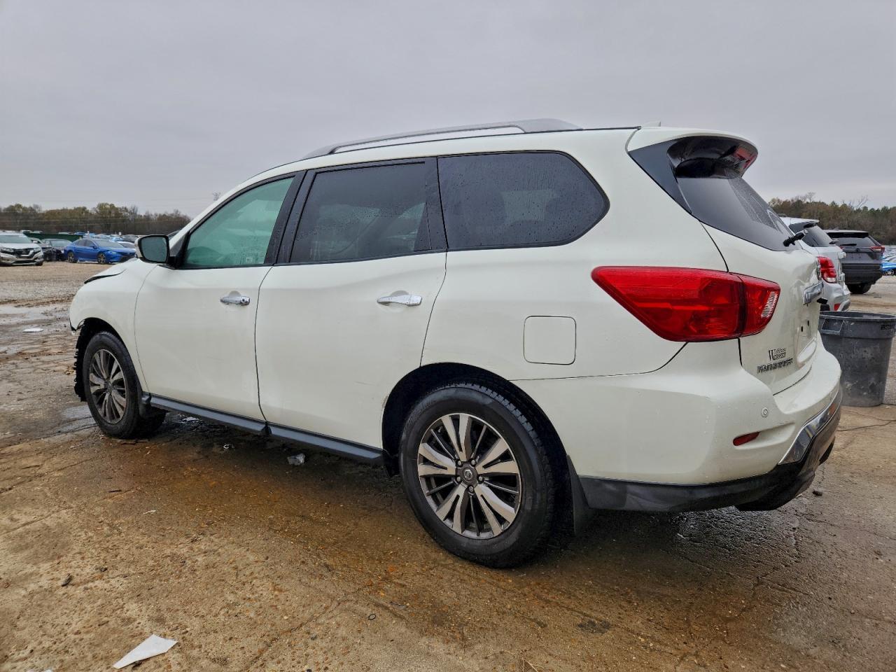 2019 Nissan Pathfinder S - Image 2
