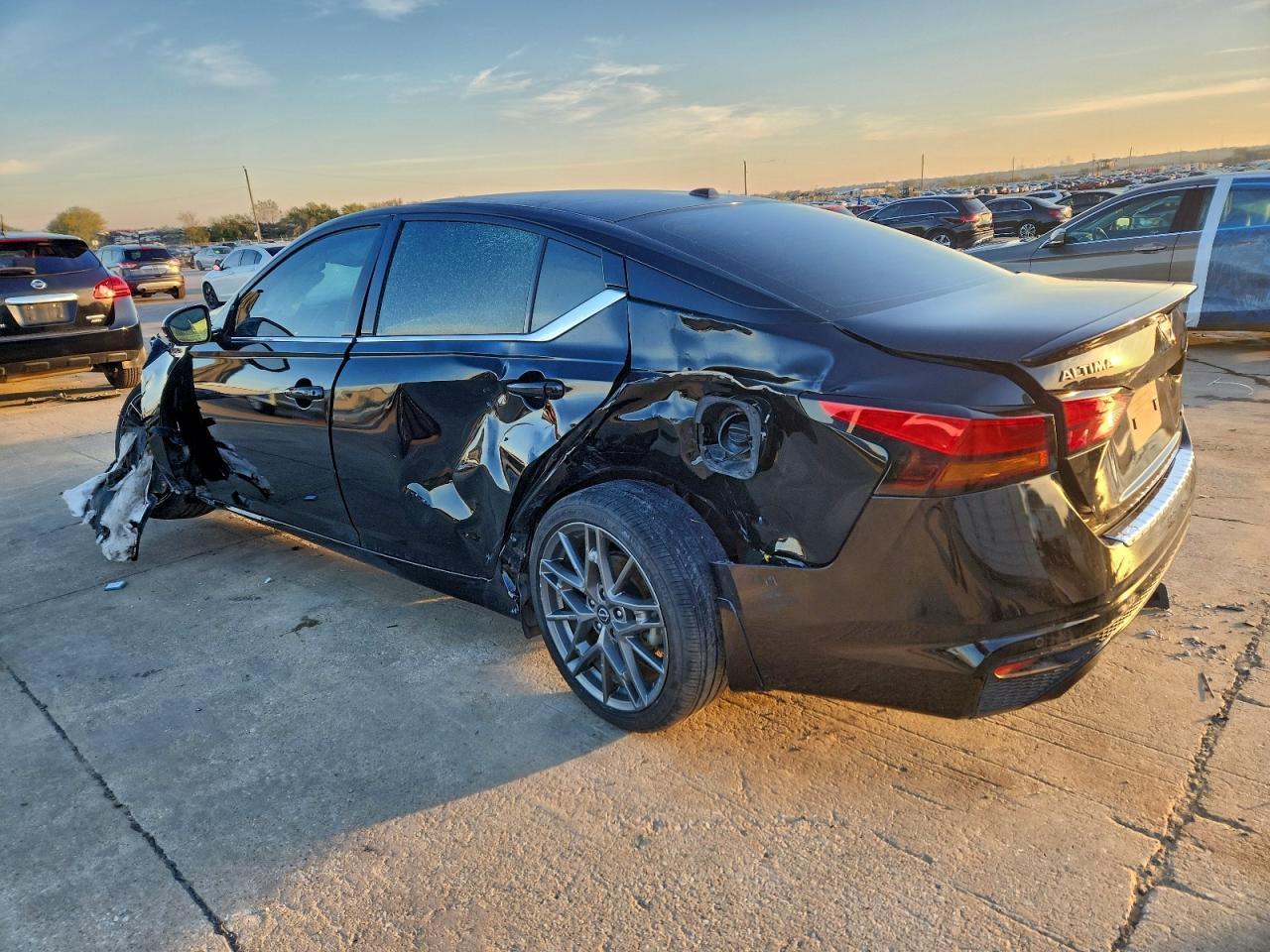 2023 Nissan Altima Sr - Фото 2