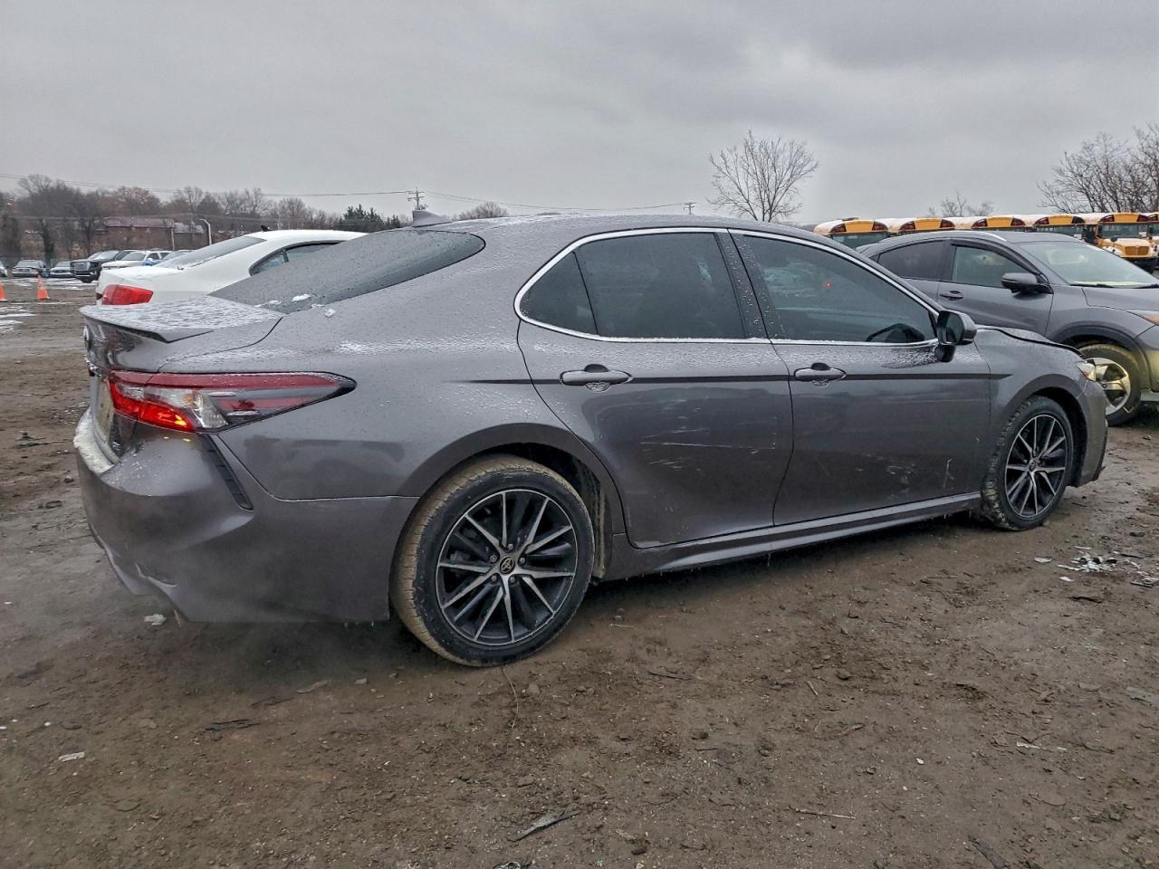 2021 Toyota Camry Se - Фото 3