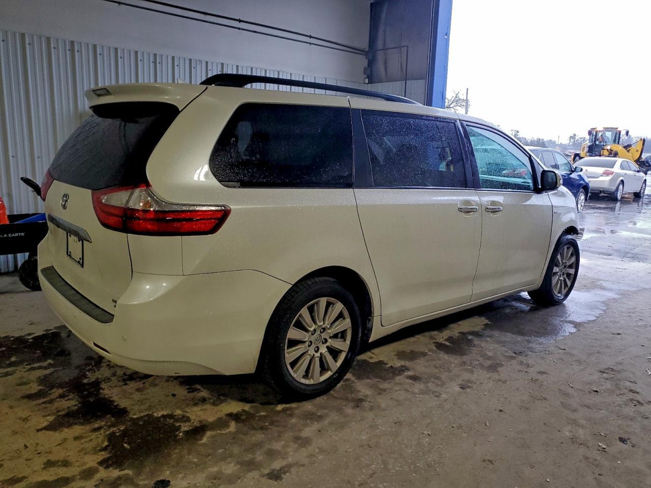2017 Toyota Sienna Xle - Фото 3