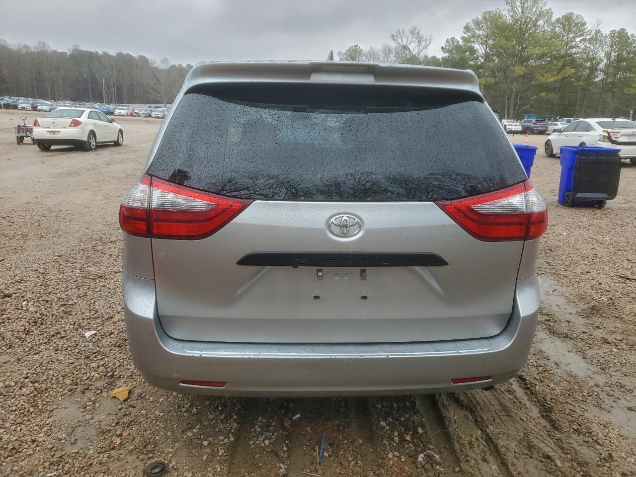 2020 Toyota Sienna L - Image 6