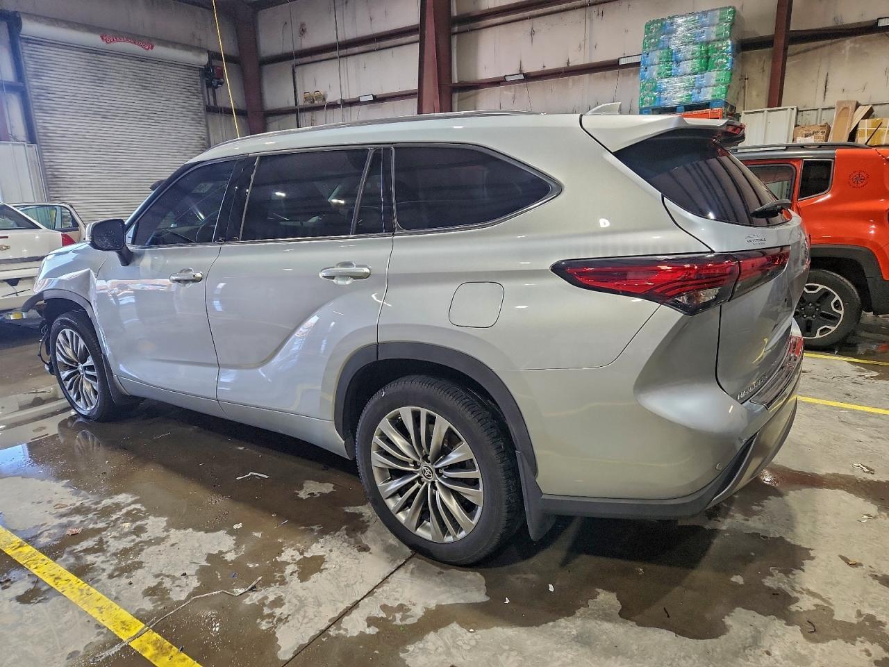 2020 Toyota Highlander Platinum - Фото 2