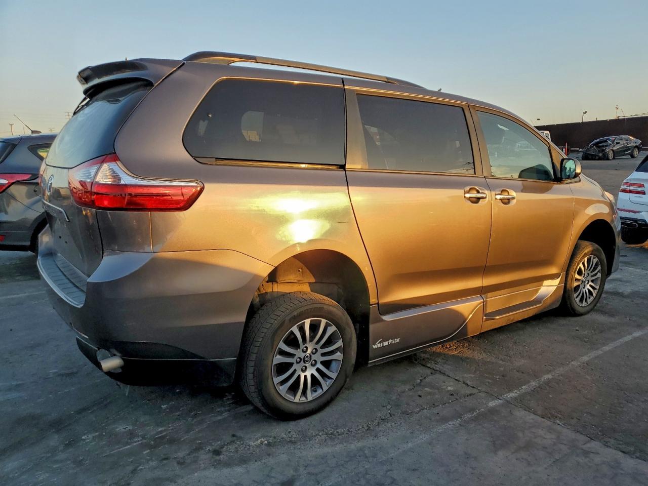 2019 Toyota Sienna Xle - Фото 3