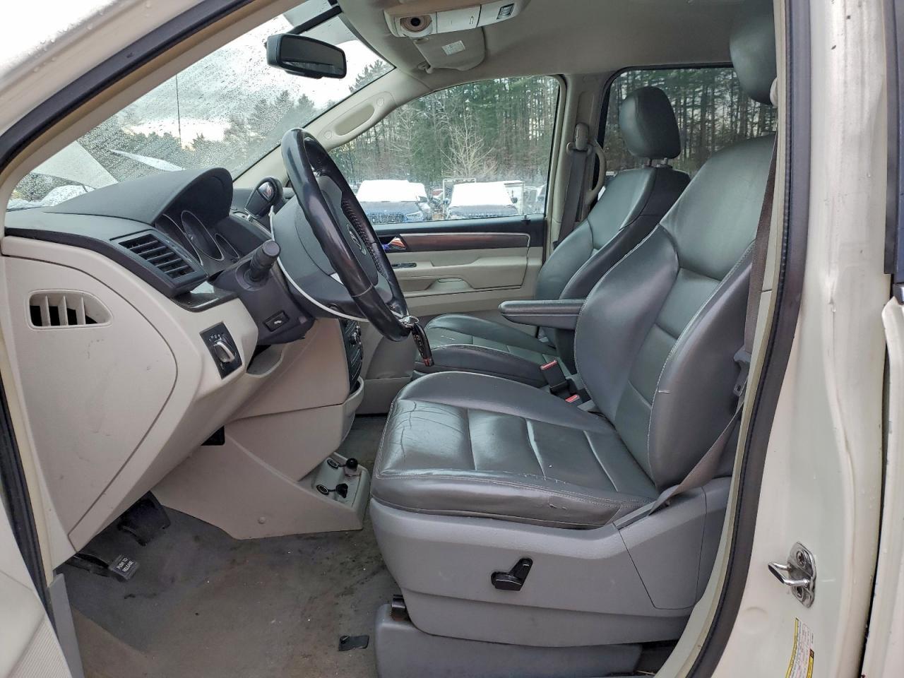 2010 Volkswagen Routan Se - Image 7