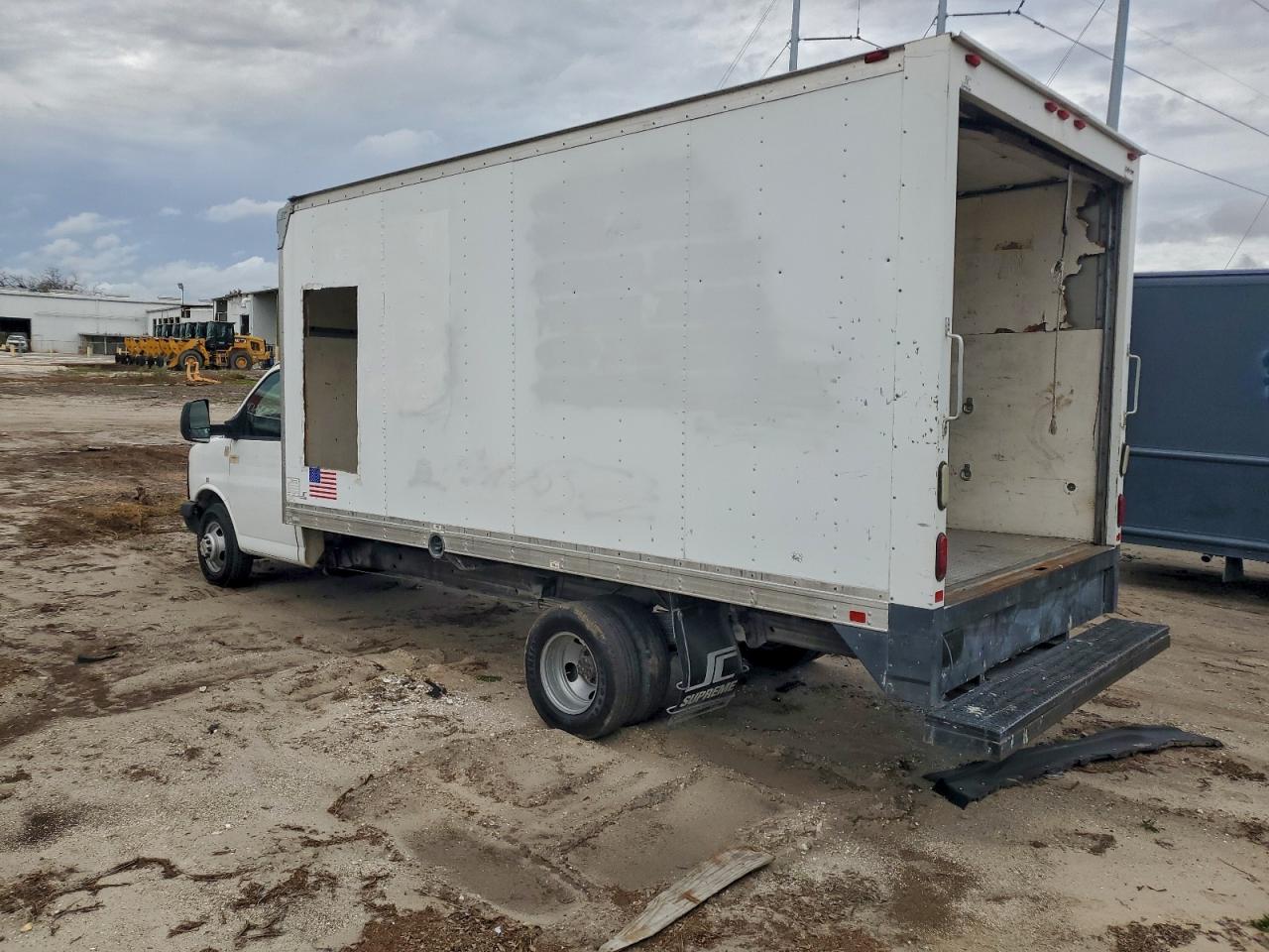 2015 Chevrolet Express Box Truck - Фото 2