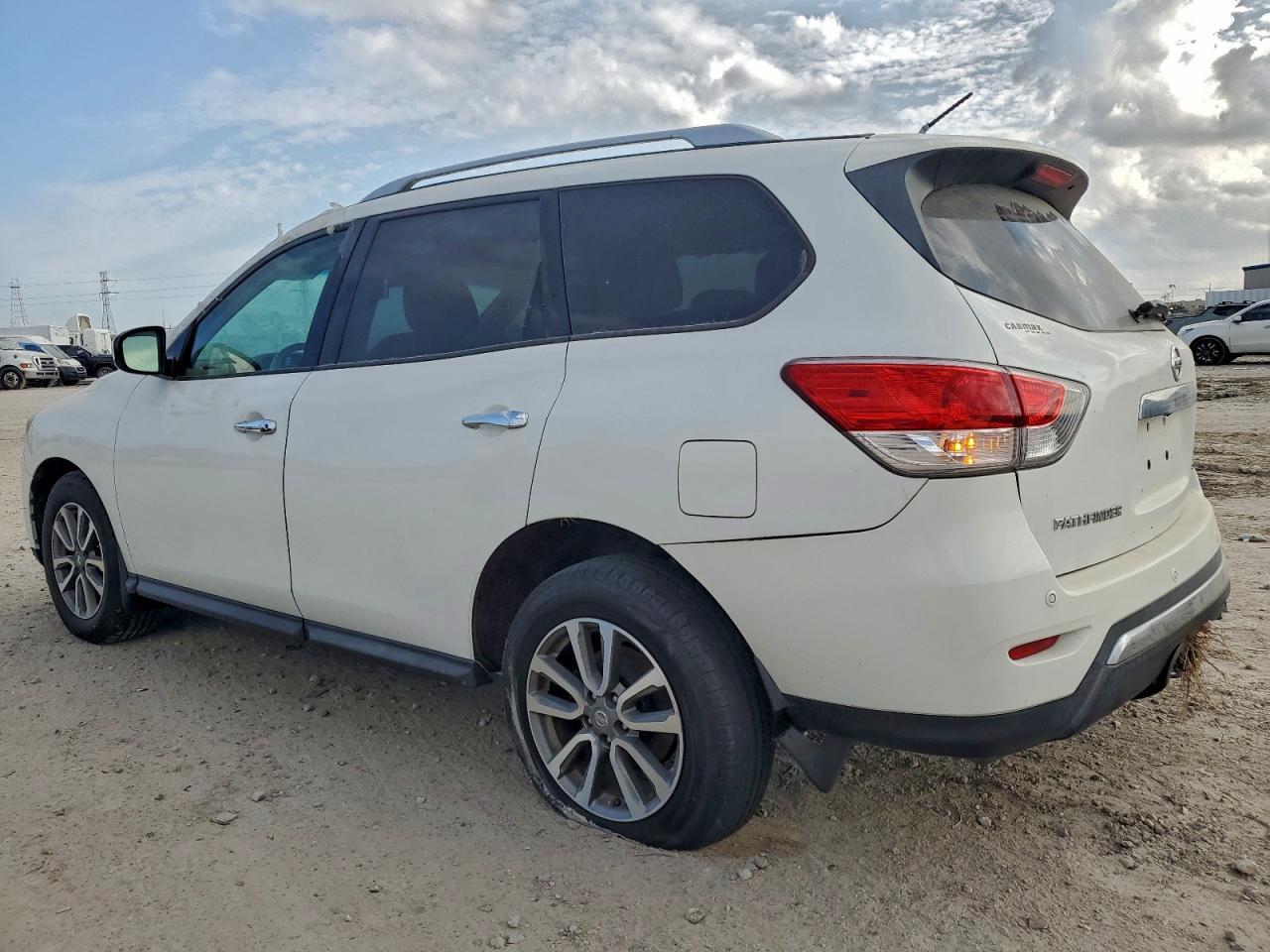 2013 Nissan Pathfinder S - Фото 2