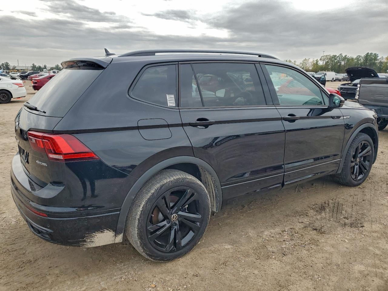2024 Volkswagen Tiguan Se R-Line Black - Image 3