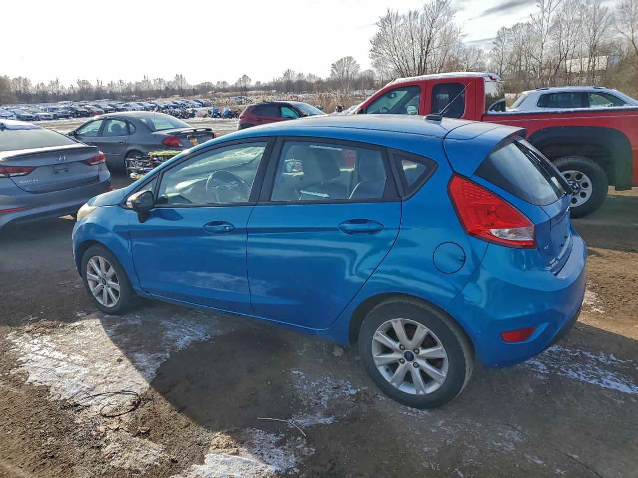 2013 Ford Fiesta Se - Фото 2