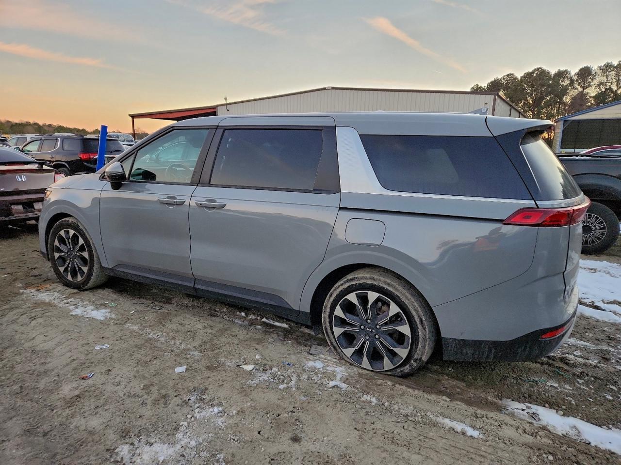 2024 Kia Carnival Ex - Image 2