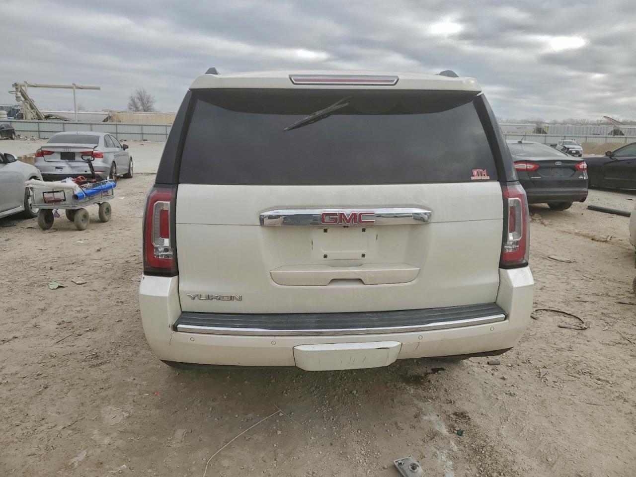 2015 GMC Yukon Denali - Image 6