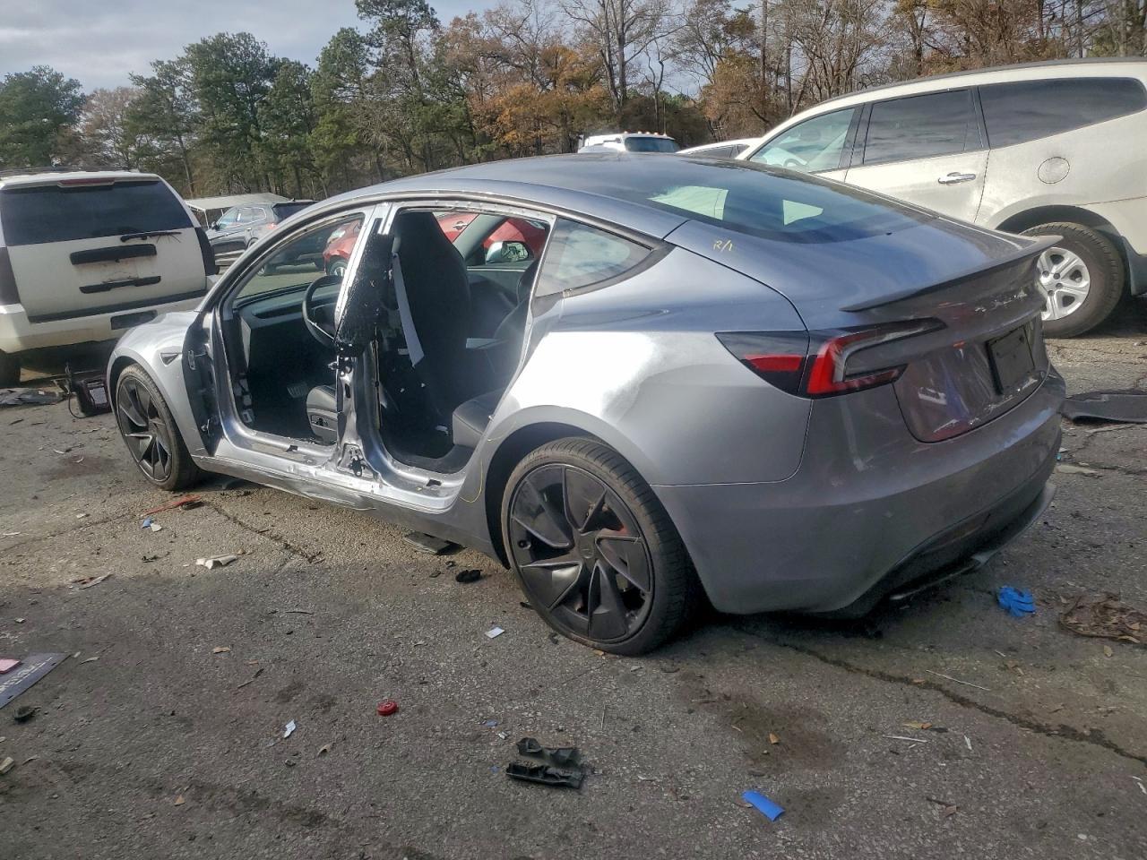 2025 Tesla Model 3 - Фото 2