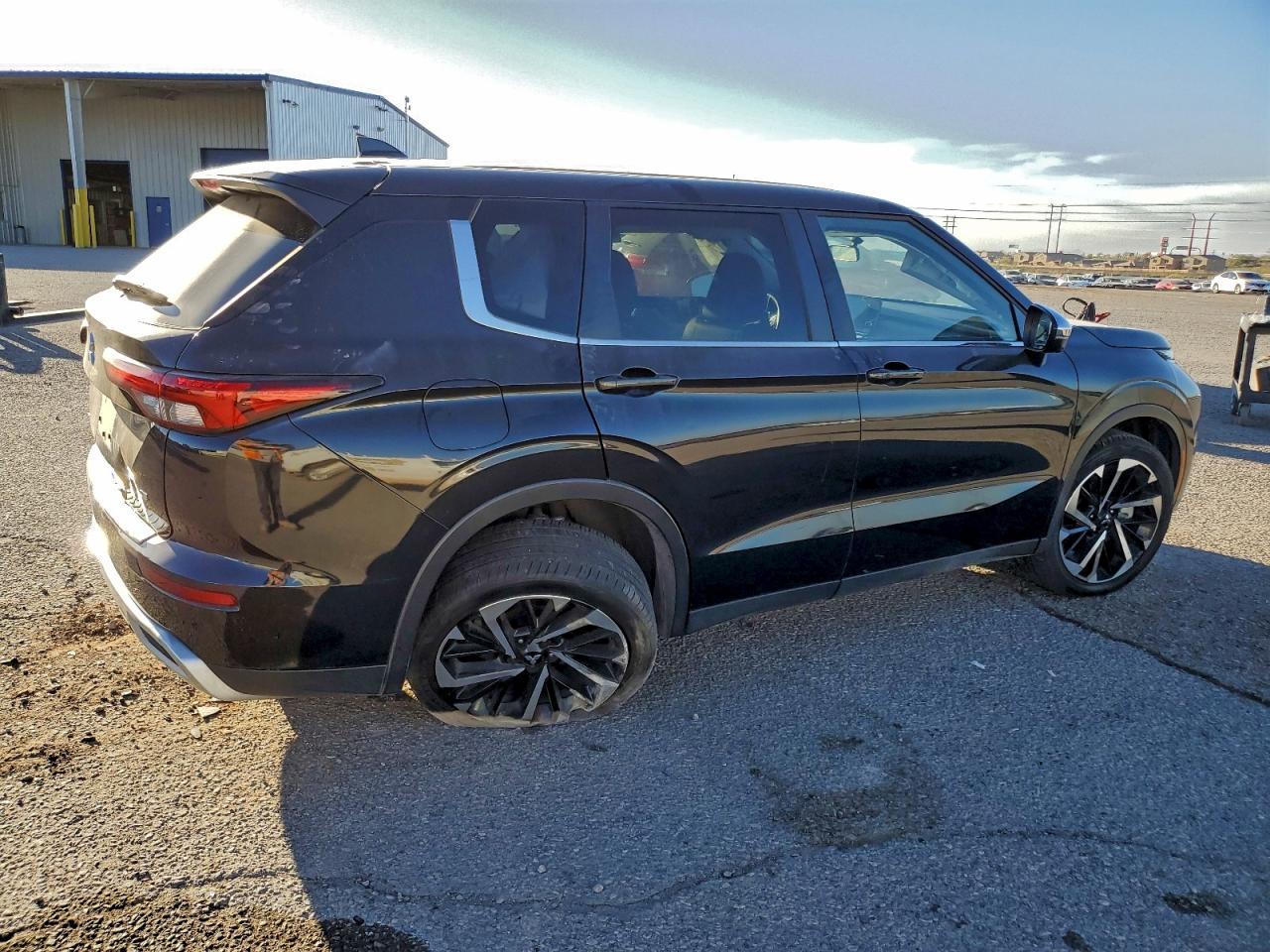 2024 Mitsubishi Outlander Se - Image 3