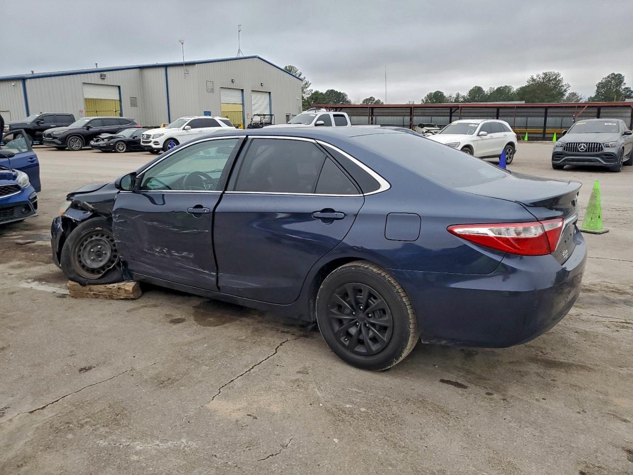 2015 Toyota Camry Le - Фото 2