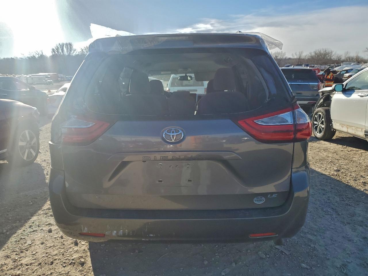 2016 Toyota Sienna Le - Image 6