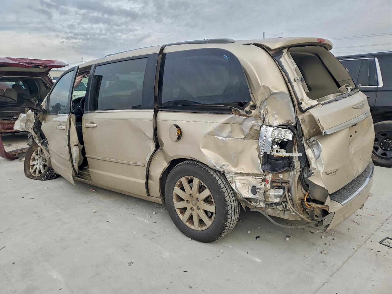 2016 Chrysler Town & Country Lx - Image 2