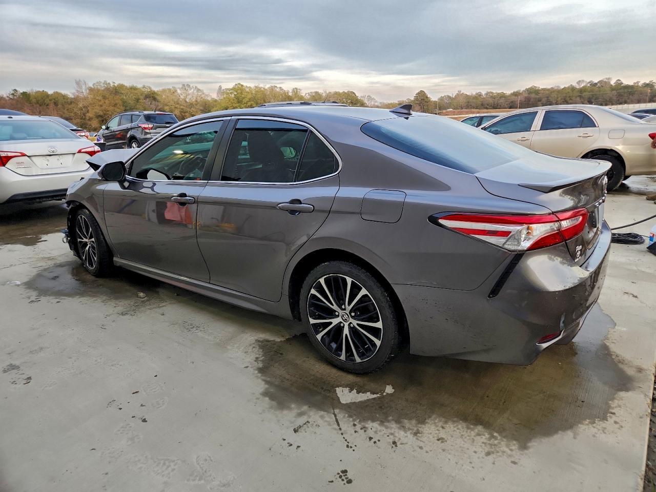 2020 Toyota Camry Se - Фото 2