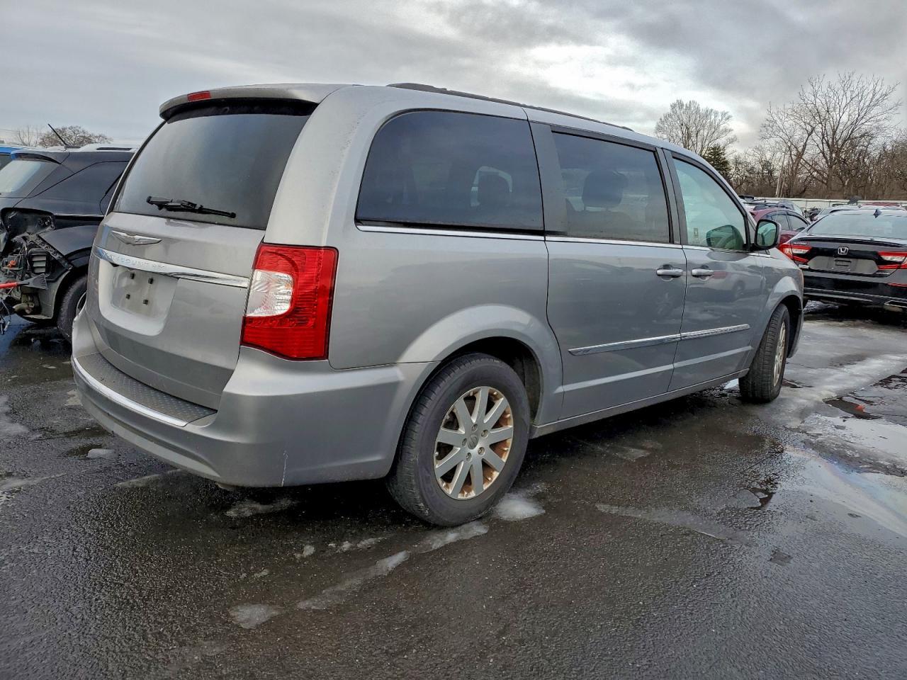 2013 Chrysler Town & Country Touring - Фото 3